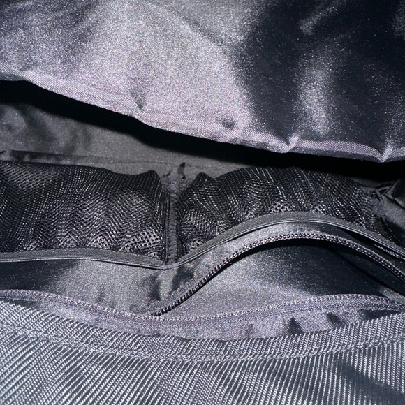 lululemon City Essentials Bag, Black. - Picture 9 of 10